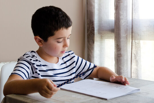Ni&ntilde;o haciendo sus deberes en casa
