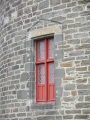 Fenêtre en bois rouge 