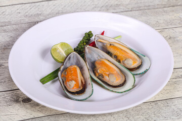 Half mussels with lime and pepper
