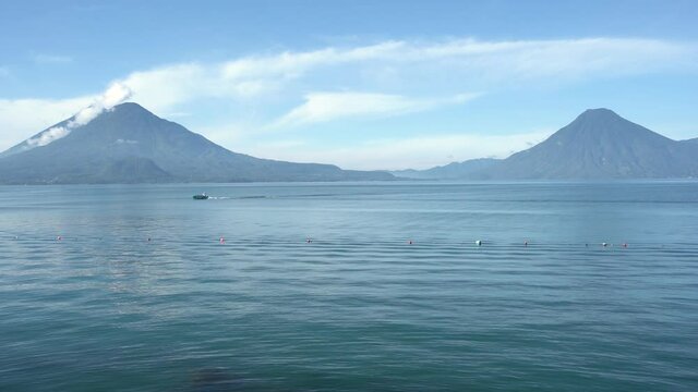 Paisaje del lago Atitl&aacute;n con sus volcanes en Guatemala.
