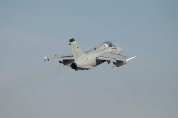 Avión de caza de combate despegando