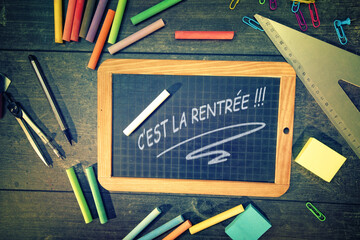 c'est la rentrée des classes,sur fond noir,coronavirus,covid-19,virus et masque