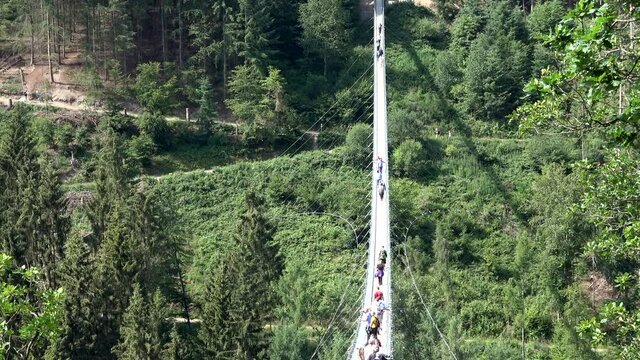 H&auml;ngeseilbr&uuml;cke Geierlay, Menschen laufen &uuml;ber die Br&uuml;cke