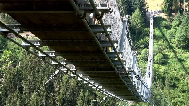 H&auml;ngeseilbr&uuml;cke Geierlay, Menschen laufen &uuml;ber die Br&uuml;cke
