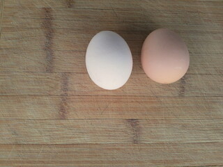 2 jaja różnych kolorów na drewnianej desce
