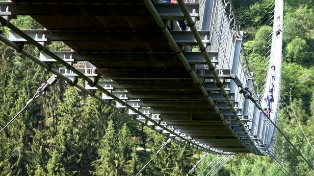 H&auml;ngeseilbr&uuml;cke Geierlay, Menschen laufen &uuml;ber die Br&uuml;cke