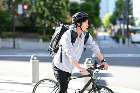 自転車で配達をするデリバリーの男性