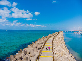Obraz premium Walking Along The Sea