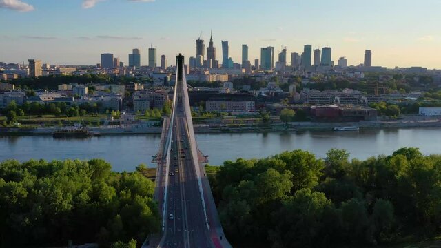 Warszawa, widok z lotu ptaka na miasto i Wisłę od strony mostu Świętokrzyskiego