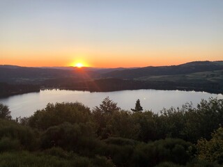 Obraz premium Coucher de soleil au Lac d'Issarlès