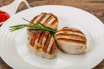 Grilled pork medallion with sauce