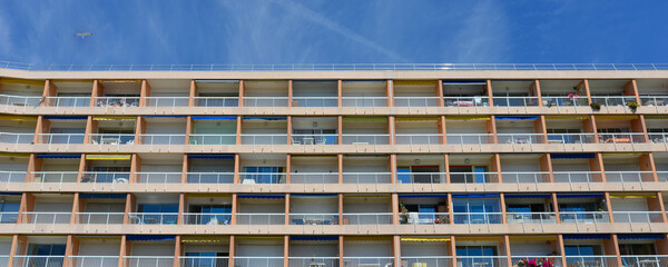 Obraz premium Panoramique barre d'immeuble de vacances et ciel bleu de la côte d'Azur, Var en Provence-Alpes-Côte d'Azur (France)