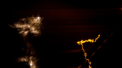 Wybuchające fajerwerki na nocnym niebie © Dreamnordno