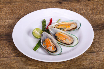 Half mussels with lime and pepper