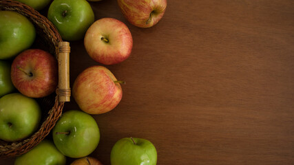 Manzanas rojas y verdes en canasta