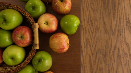 Manzanas rojas y verdes en canasta