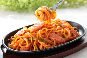 鉄板ナポリタンを食べる