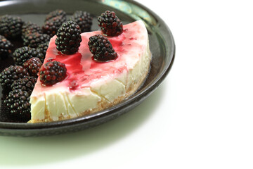 ブラックベリーをのせたチーズケーキ