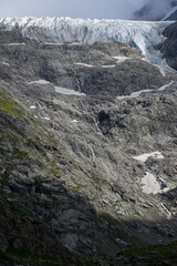 Fototapeta na wymiar glacier en été et ruisseaux - Alpes Suisse