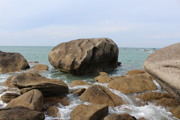 Le rocher géant dans la mer