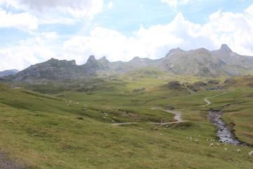Cha&icirc;ne de montagne ensoleill&eacute;e