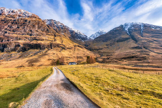 UK, Scotland, Dirt road in Glen Coe