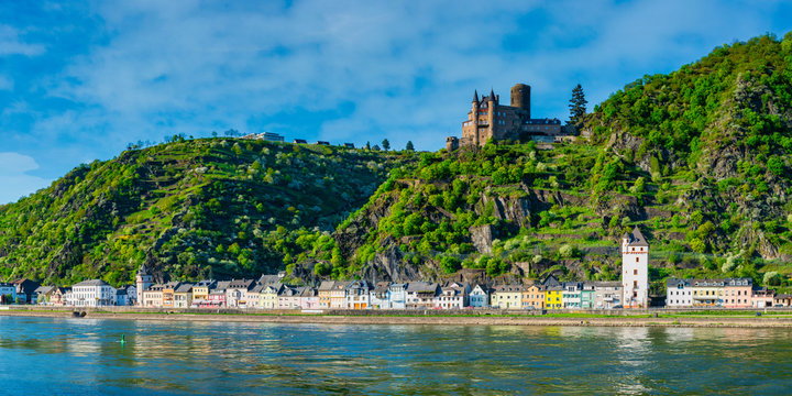 Germany, Rhineland-Palatinate, Sankt Goarshausen, Panorama ofÔøΩKatz Castle overlooking riverside town below