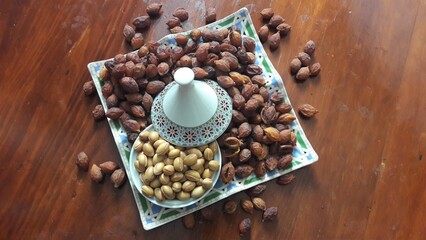 Un plat traditionnel contenant des graines d'argan s&eacute;ch&eacute;es et pel&eacute;es