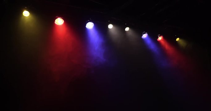 小劇場の照明12
小さな劇場の舞台を斜め前から見るショット。細かい粒子のスモークの中、暗転から赤、青、黄、白の照明が点灯。