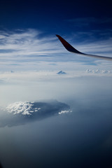 飛行機の窓から見える富士山と島