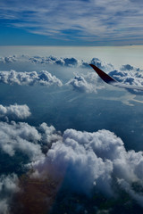 飛行機の窓から見える大空と雲