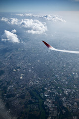 Naklejka na ściany i meble 飛行機の窓から見下ろす大都市