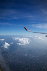 Fototapeta na wymiar 飛行機の窓から見下ろす大都市