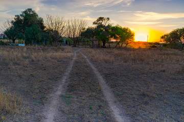 pequeña casa de campo al atardecer