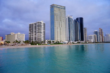 Obraz na płótnie Canvas Miami downtown and beach at sun set 