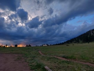 Fototapeta premium Clouds on the trails at sunset