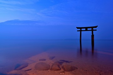 夜明け前の琵琶湖と湖の中に建つ大鳥居のコラボ情景＠滋賀