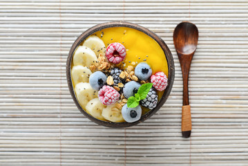 Mango smoothie bowl