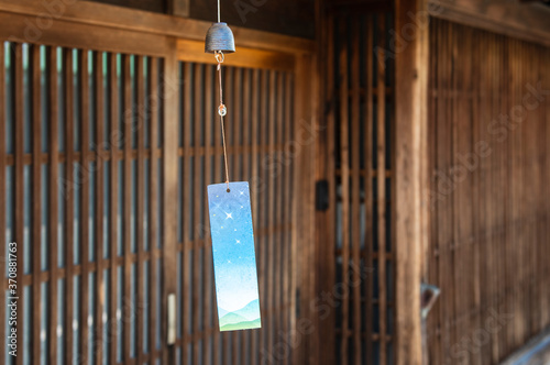 家の軒下に吊るされた風鈴 風鈴は日本の夏の風物詩である Wall Mural Lastpresent