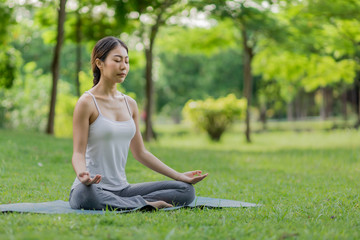 Healthy women doing yoga in the moring at the park . concept healthy and outdoor activity.