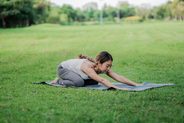 Healthy women doing yoga in the moring at the park . concept healthy and outdoor activity.