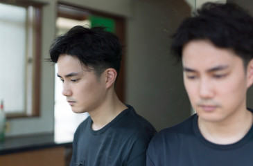 悩む男性