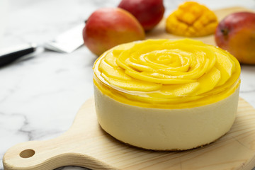 Obraz na płótnie Canvas Homemade no bake mango mousse cheese cake