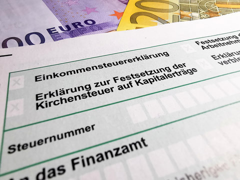 Euro Geldscheine und Formular Einkommensteuererklärung