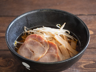 チャーシューとメンマともやしの乗った醤油らーめん。