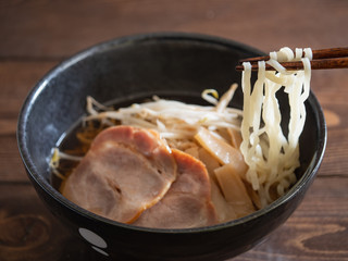 チャーシューの乗った醤油ラーメンのクローズアップ。