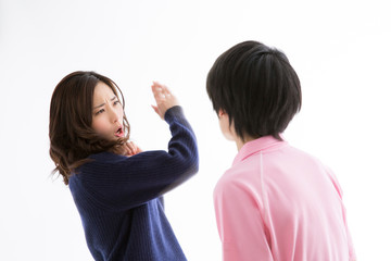 平手打ちする女性