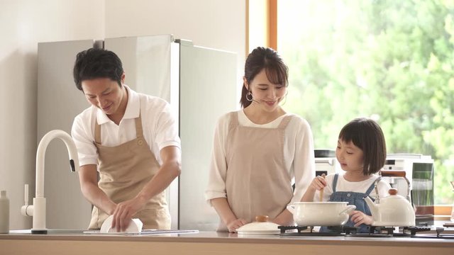 家族団らんのイメージ　料理