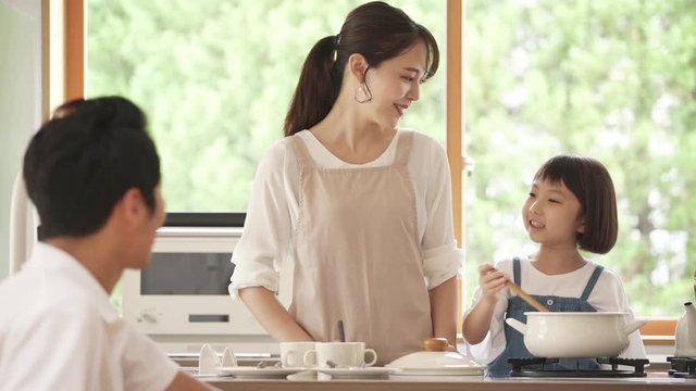 家族イメージ　調理　テレワーク