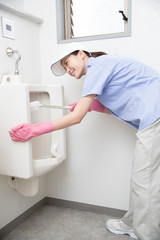 Fototapeta premium 便器を掃除する清掃員